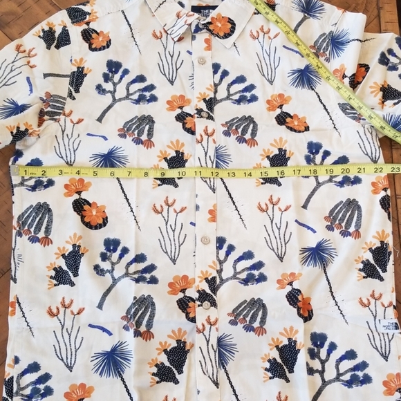 🆕️ The North Face button down shirt - Picture 5 of 5